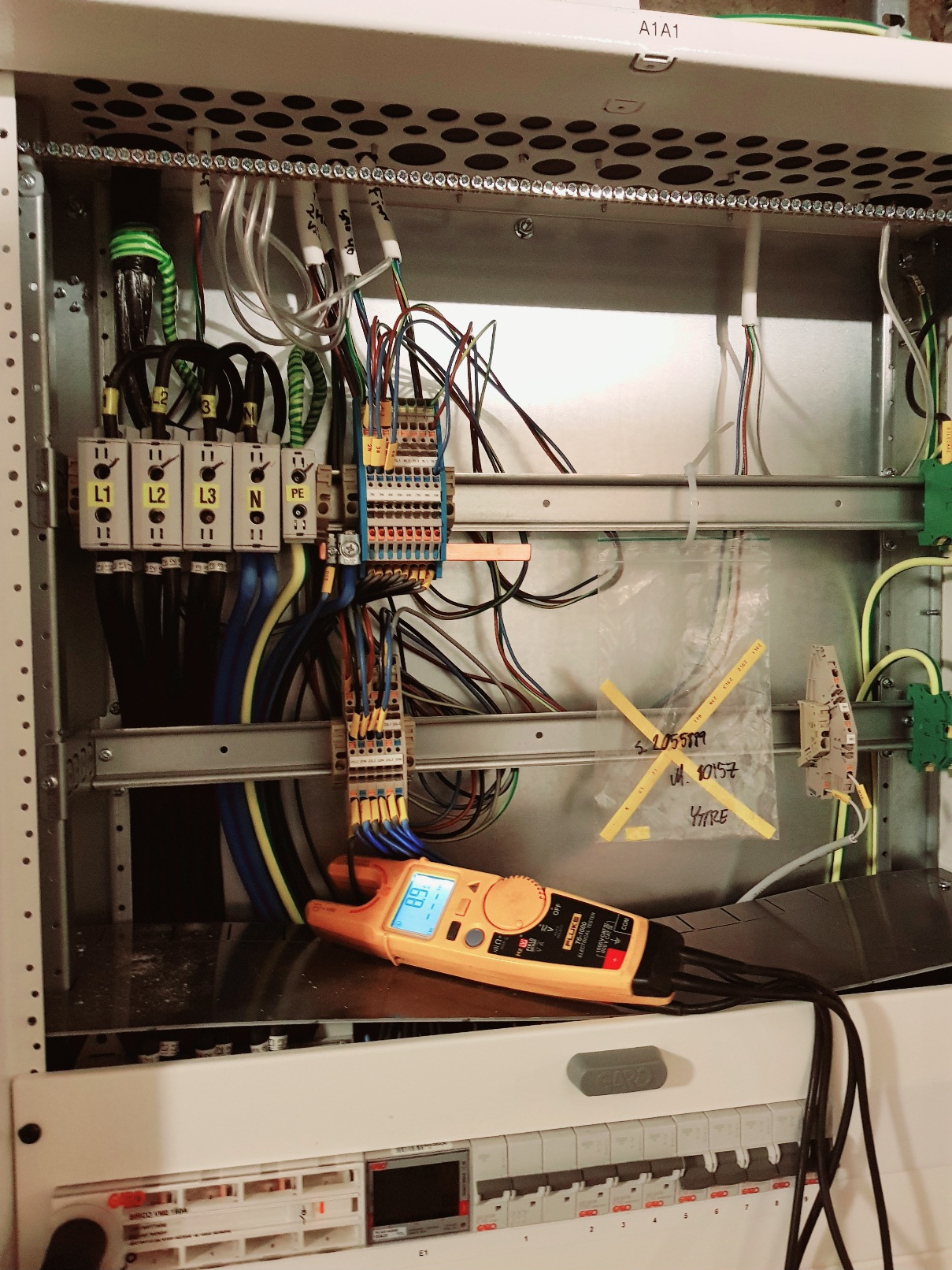 El och kraftteknik finns i Sölvesborg och hjälper hem och företag med löpande elservice, felsökning, reparationer och underhåll. Vi hjälper dig även med akuta elfel.